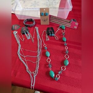 💥💥💥 Sale Random jewelry lot. Necklaces, earrings, and bracelet.